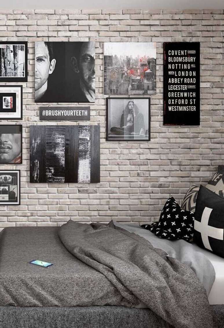 49. Parede de tijolinho à vista decorada com vários quadros para quarto de solteiro masculino – Foto: Pinterest