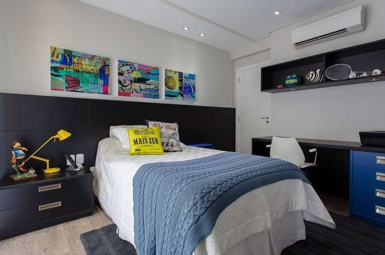 51. Quadros coloridos para decora&ccedil;&atilde;o de quarto masculino solteiro cinza e branco &ndash; Foto: Pinterest