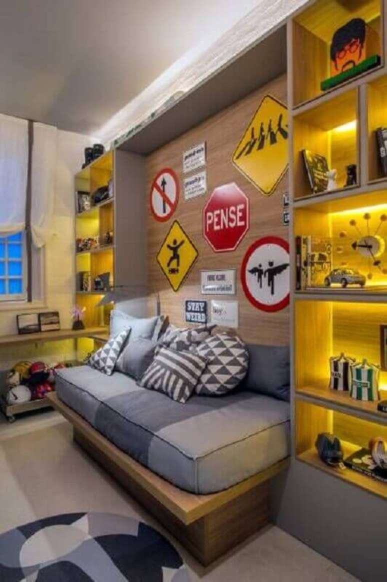56. Decoração de quarto de solteiro masculino com placas de transito decorativas e nichos embutidos – Foto: Pinterest