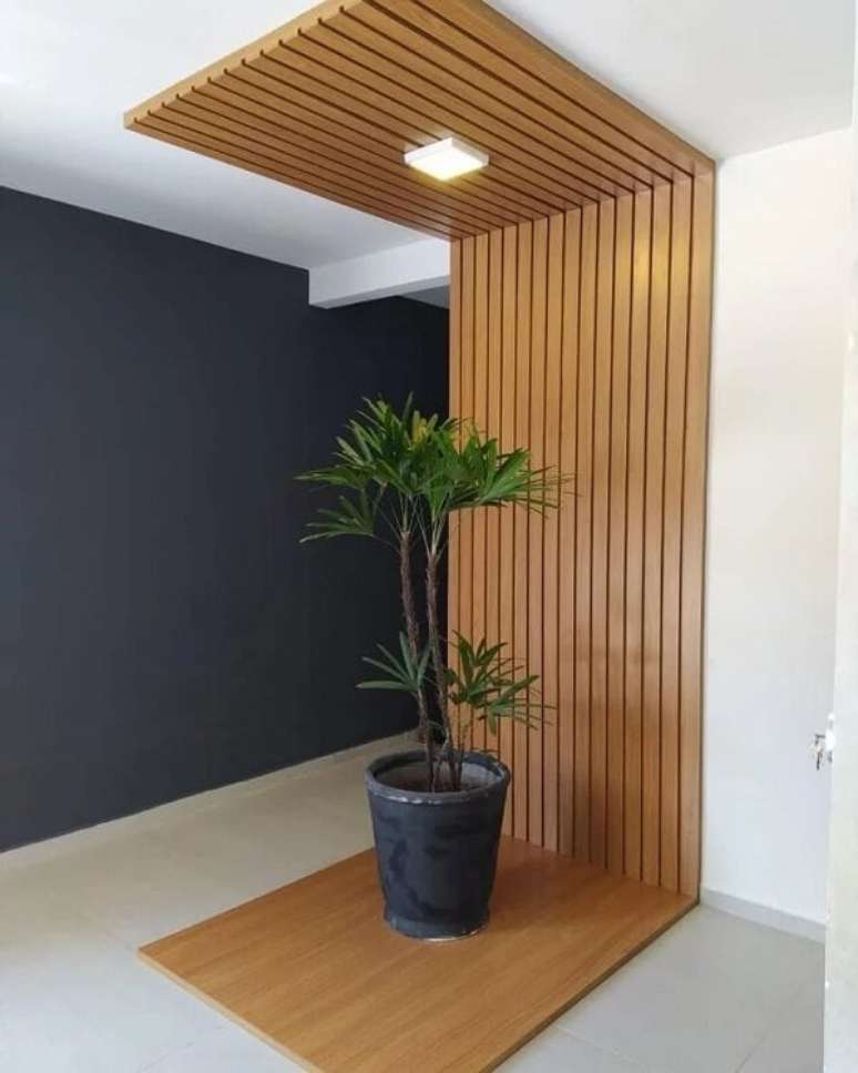 34. Separe um espaço da casa para criar uma linda decoração com painel ripado de madeira. Fonte: Marcenaria SJC Planejados