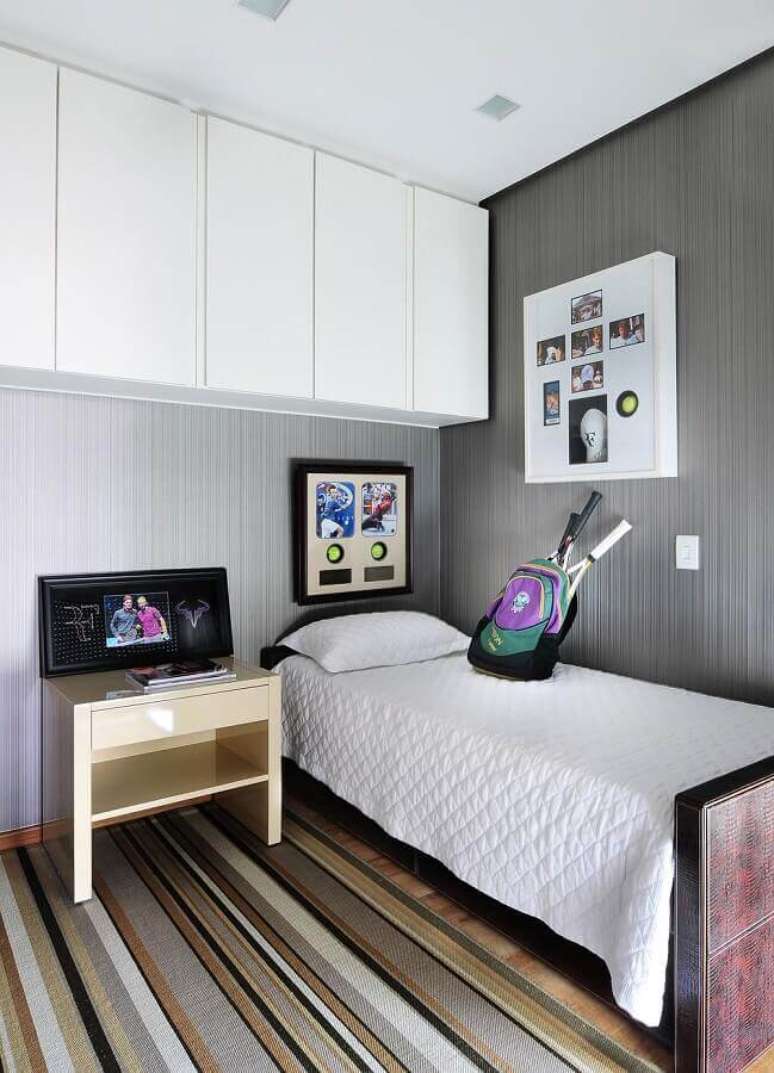 57. Decoração simples para quarto de solteiro masculino com tapete listrado – Foto: Pinterest