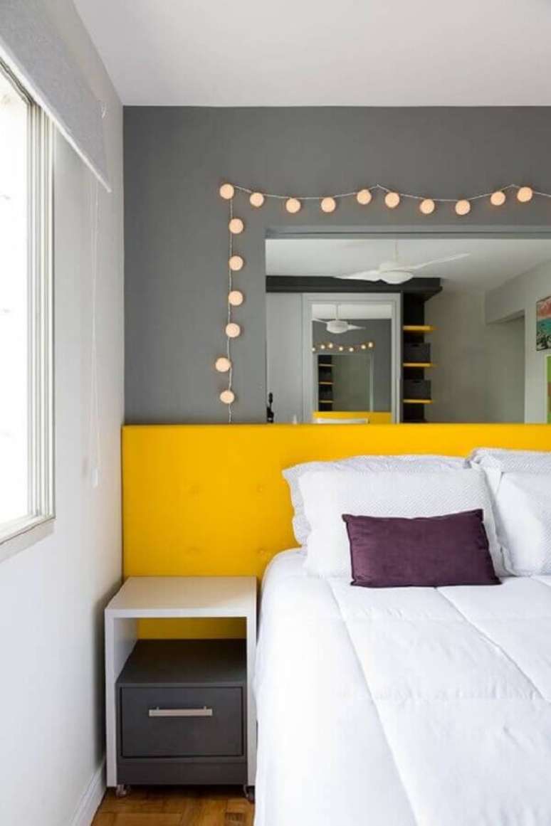 17. Decoração de quarto cinza e amarelo com parede espelhada – Foto: Jeito de Casa