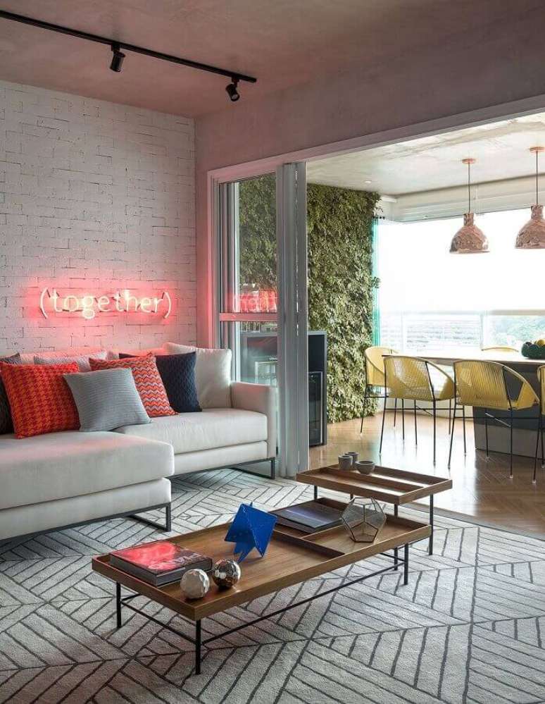 19. Luminária neon para sala de estar integrada com varanda – Foto: Casa de Valentina