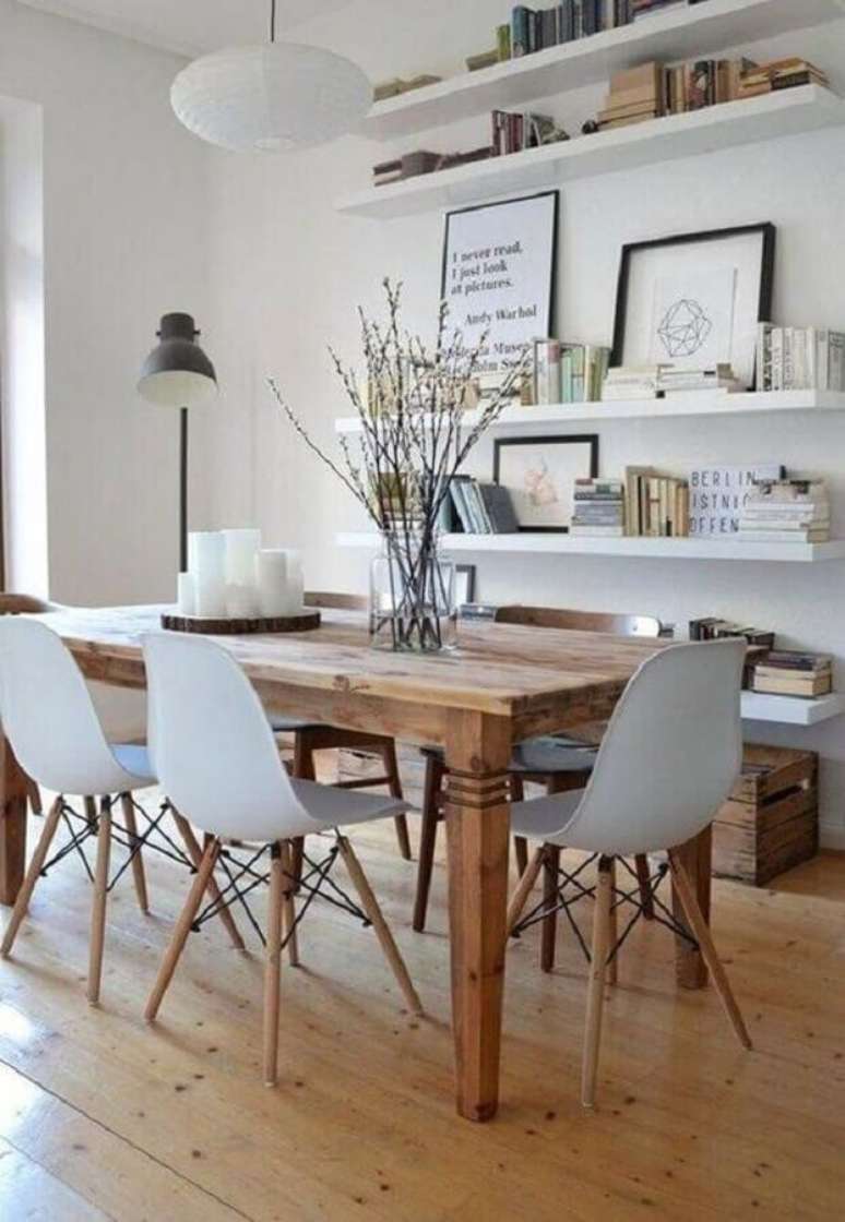 20. Sala de jantar branca com mesa de madeira para um espaço bem acolhedor – Foto: Home Fashion Trend