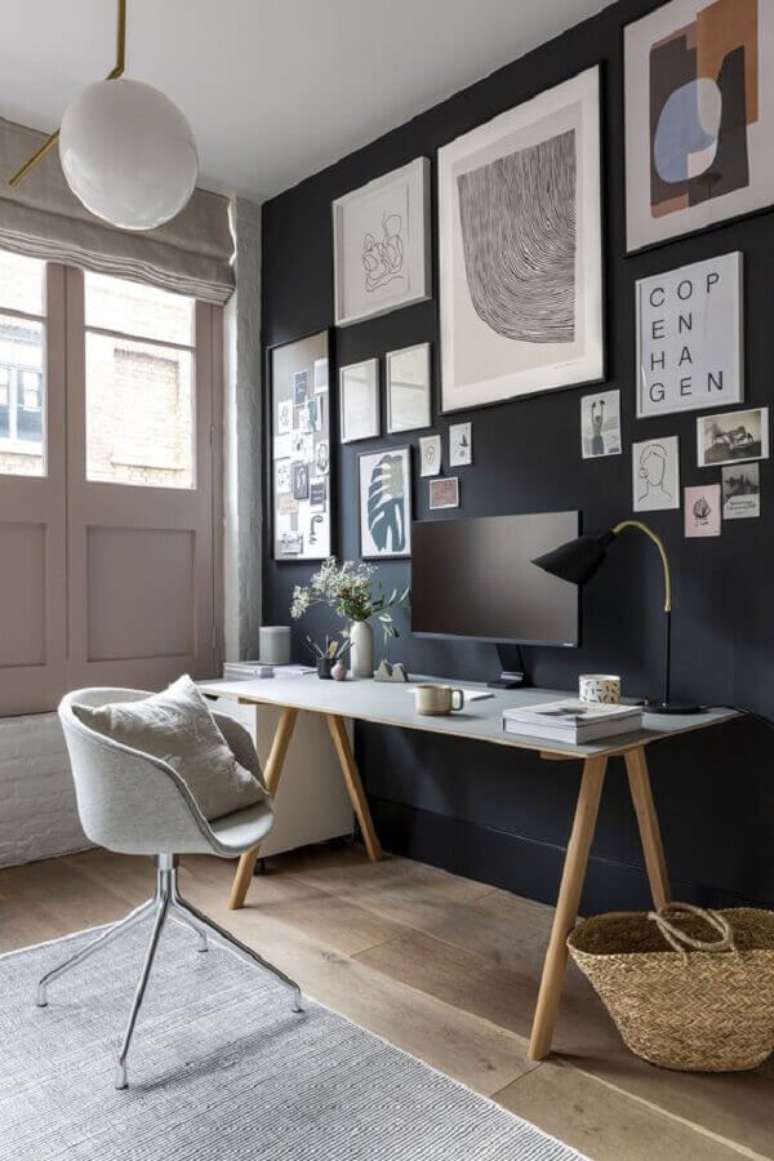 22. Quadros para decoração de home office com parede preta – Foto: Home Fashion Trend