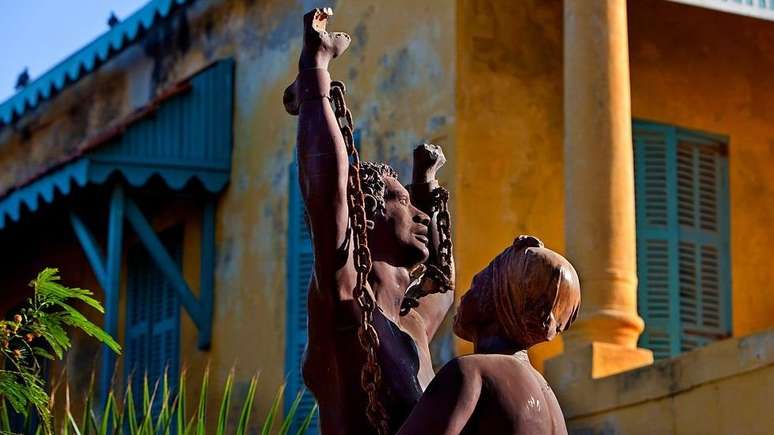Monumento de recorda&ccedil;&atilde;o da escravid&atilde;o no Senegal; mais de 12 milh&otilde;es de homens, mulheres e crian&ccedil;as africanas foram traficados &agrave;s Am&eacute;ricas entre os s&eacute;culos 16 e 19