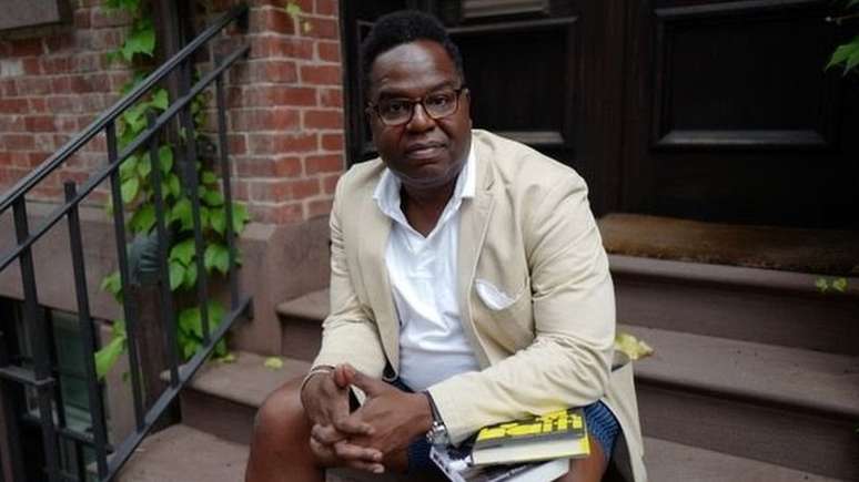 Escritor haitiano Dimitri Leger defende repara&ccedil;&otilde;es, mas n&atilde;o financeiras: "Em vez disso, devemos discutir investimentos em programas de a&ccedil;&atilde;o afirmativa no longo prazo. O mais importante &eacute; mudar a forma de pensar que justificou a escravid&atilde;o e ainda justifica o racismo em pa&iacute;ses com passado escravista"