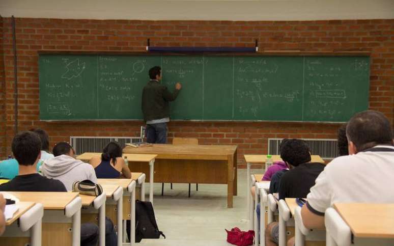 Professor em sala de aula com alunos