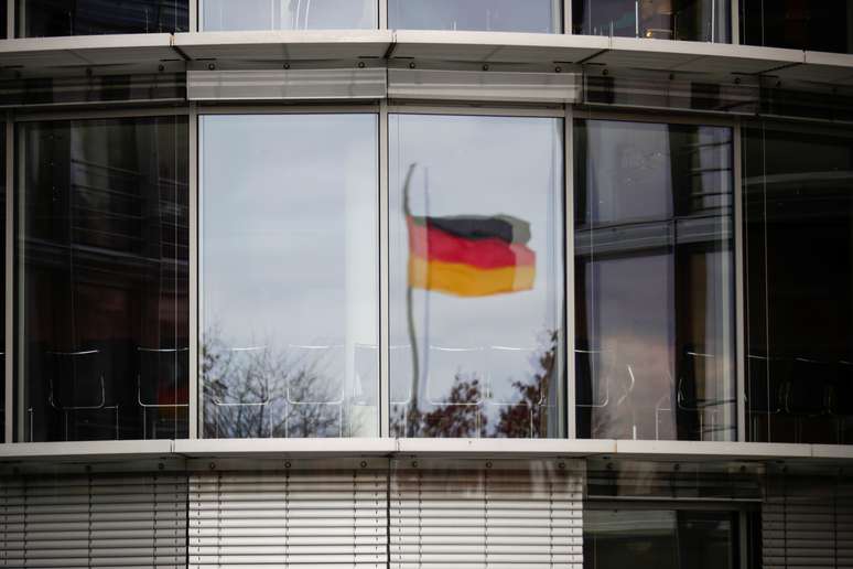 Bandeira da Alemanha refletida em prédio de Berlim. REUTERS/Hannibal Hanschke 