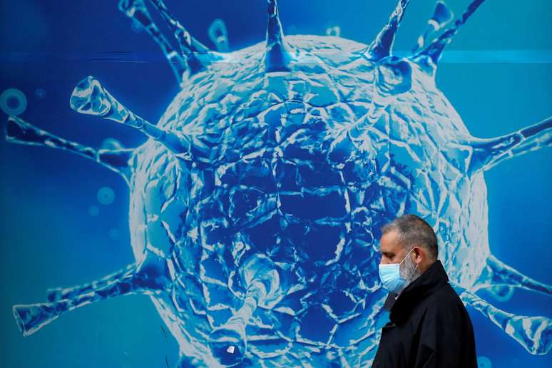 Homem passa em frente a ilustração de coronavírus em Oldham, no Reino Unido
03/08/2020 REUTERS/Phil Noble