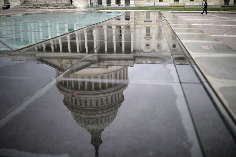 Reflexo do Capit&oacute;lio ap&oacute;s uma tempestade em Washington, EUA, 4 de dezembro de 2020. REUTERS/Tom Brenner