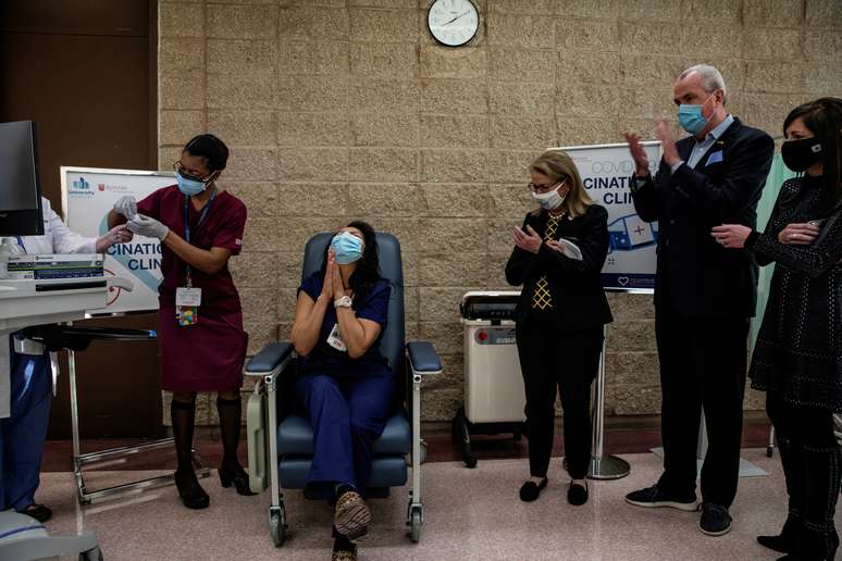 Governador de Nova Jersey, Phil Murphy, observa Maritza Beniquez receber vacina contra Covid-19 em Newark, Nova Jersey
 15/12/2020  Kirsten Luce/Pool via REUTERS