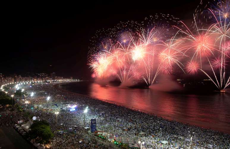 Multid&atilde;o assiste queima de fogos na praia de Copacabana, no Rio de Janeiro
01/01/2020 REUTERS/Ueslei Marcelino