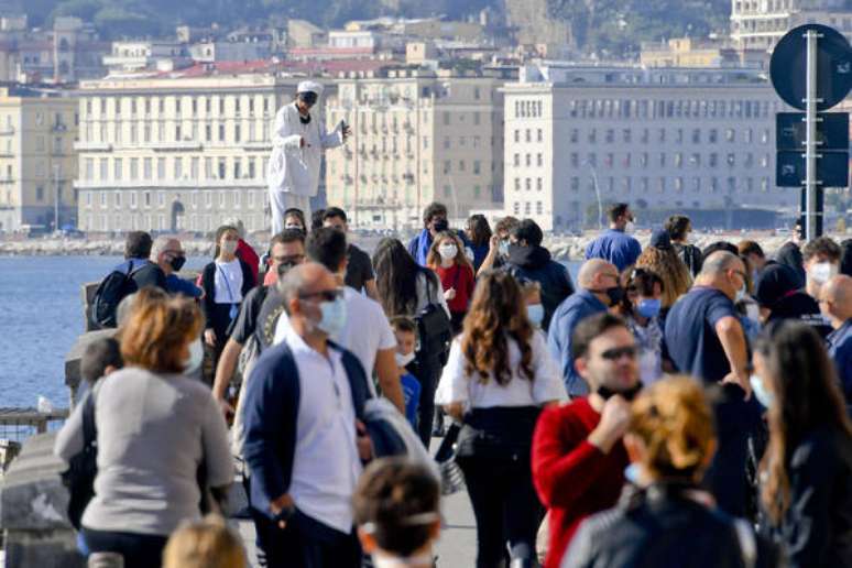 Movimentação na orla de Nápoles, sul da Itália