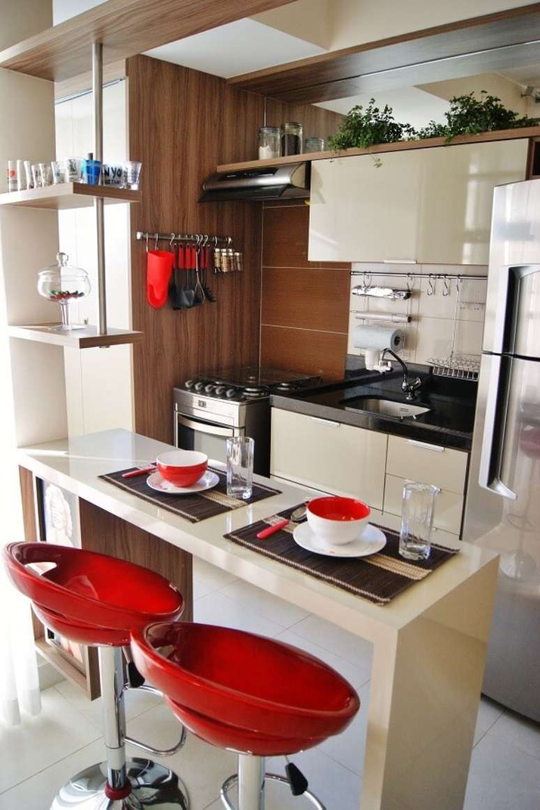 4. A banqueta vermelha com encosto se contrasta com o arm&aacute;rio neutro. Projeto por Priscila Fernandes Arquitetura