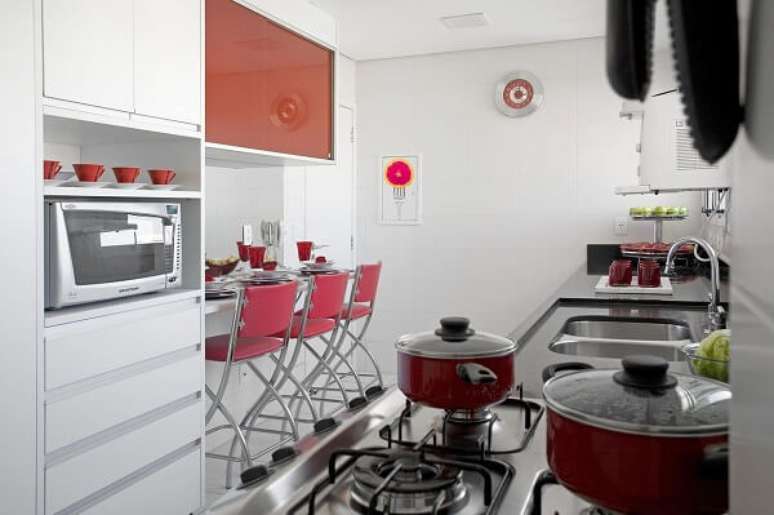 15. A banqueta vermelha com encosto traz mais seguran&ccedil;a para os usu&aacute;rios. Projeto por Adriana Scartaris