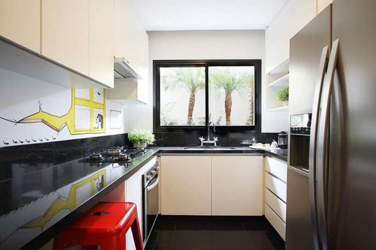 11. A banqueta vermelha para cozinha traz energia para a decoração. Projeto por Mès Arquitetura