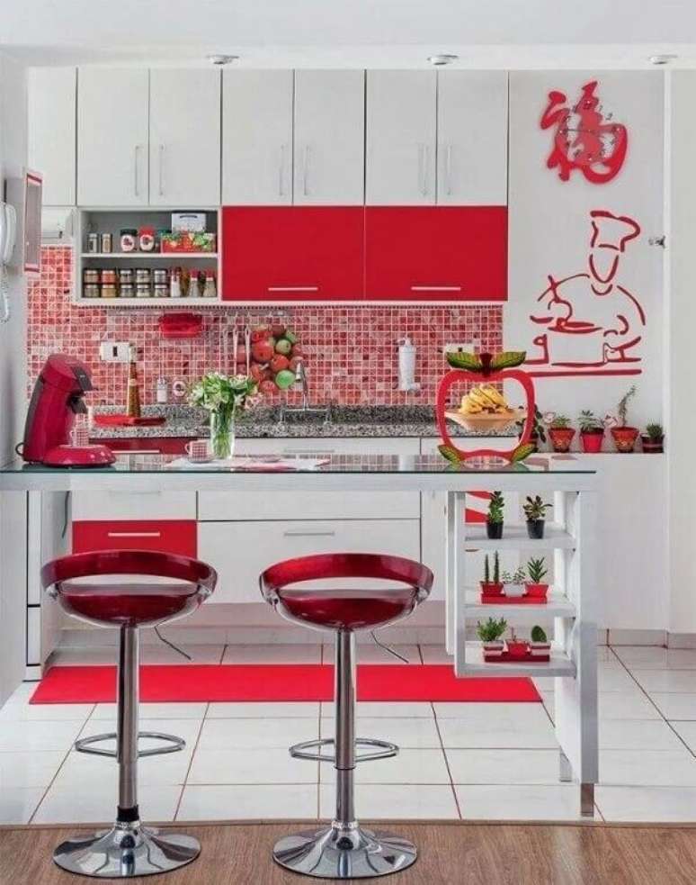 46. A banqueta vermelha traz mais estilo e personalidade para a cozinha. Fonte: Leticia Vinhas