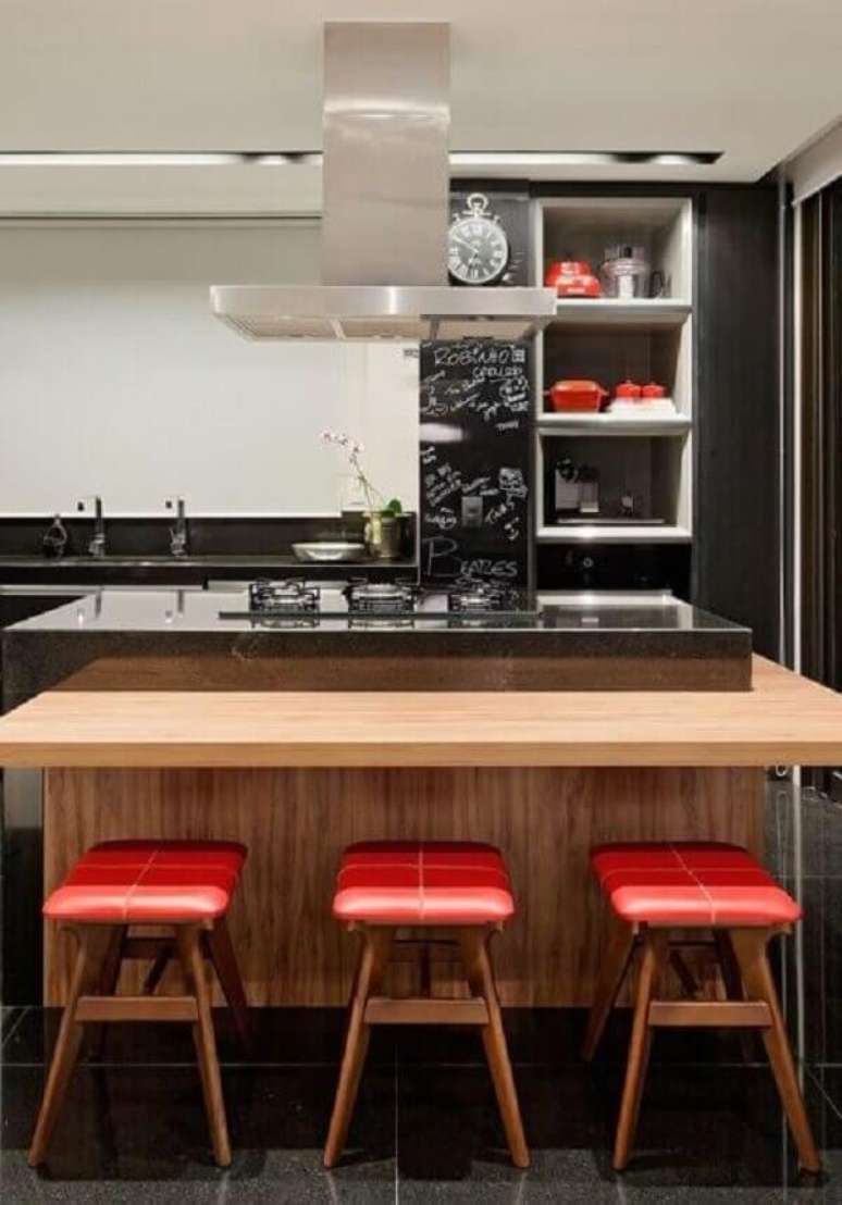 27. Cozinha com ilha e banqueta alta vermelha com assento estofado. Fonte: Pinterest