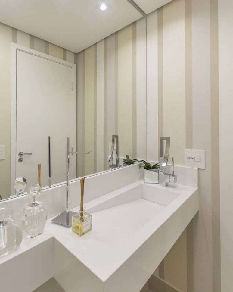 12. Decora&ccedil;&atilde;o de banheiro com papel de parede delicado listrado em cores neutras &ndash; Foto: Dicas de Mulher