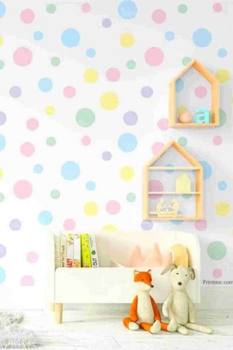 15. Decora&ccedil;&atilde;o infantil com papel de parede delicado com bolinhas coloridas &ndash; Foto: Pinterest