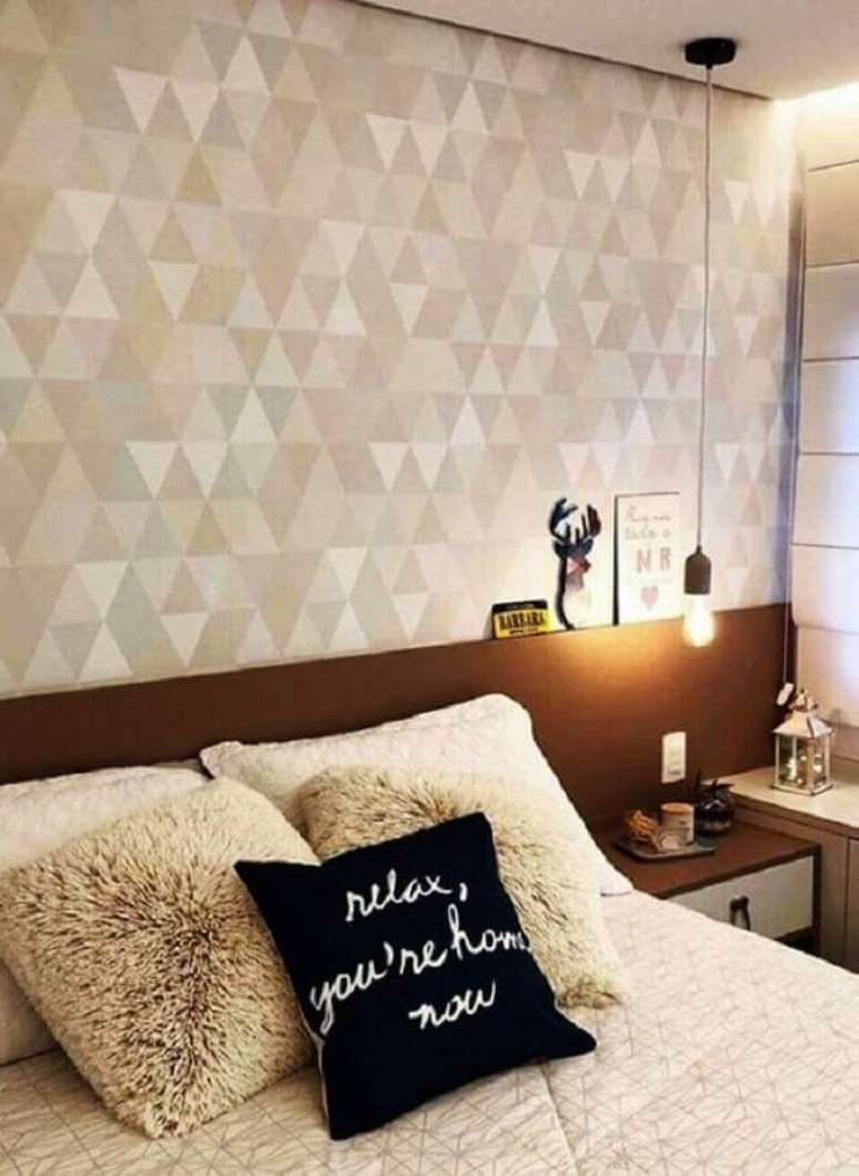 20. Modelo delicado papel de parede quarto de casal com estampa geom&eacute;trica &ndash; Foto: Simples Decora&ccedil;&atilde;o