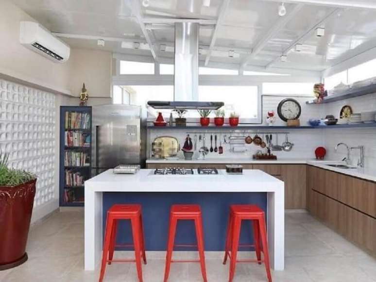 10. &Eacute; f&aacute;cil encontrar banqueta vermelha para cozinha americana. Fonte: Pinterest