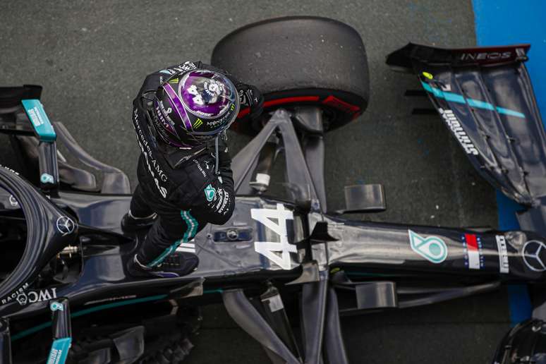 Lewis Hamilton: polêmica na renovação de contrato com a Mercedes.