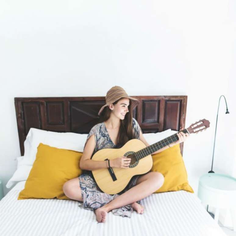 Fique em casa: o conforto de seu quarto é o lugar perfeito para tocar violão (Foto/freepik)