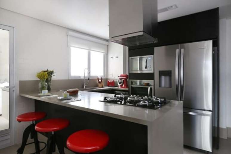 37. Otimize espaços investindo em banquetas vermelhas na cozinha. Projeto por SP Estúdio