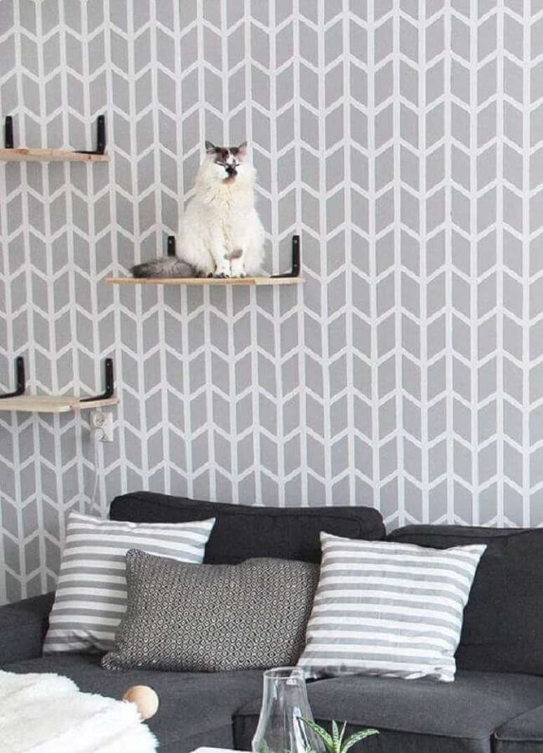 27. Sala cinza decorada com papel de parede delicado com estampa geom&eacute;trica &ndash; Foto: Etsy