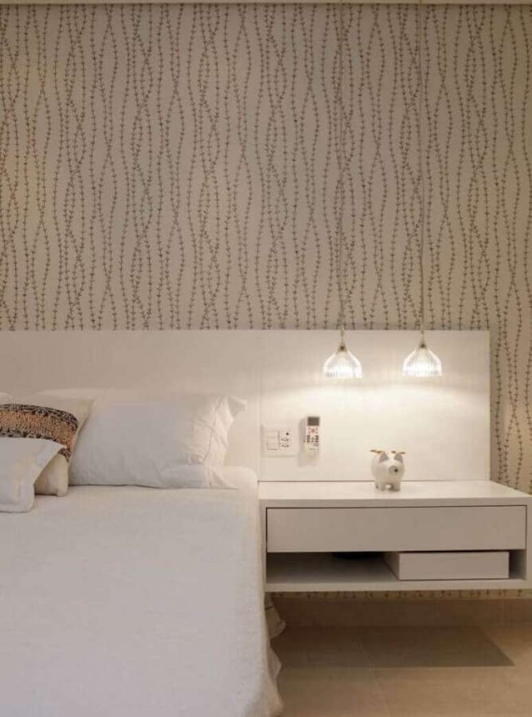 30. Delicado papel de parede quarto de casal decorado com cabeceira branca planejada com criado mudo suspenso &ndash; Foto: Pinterest