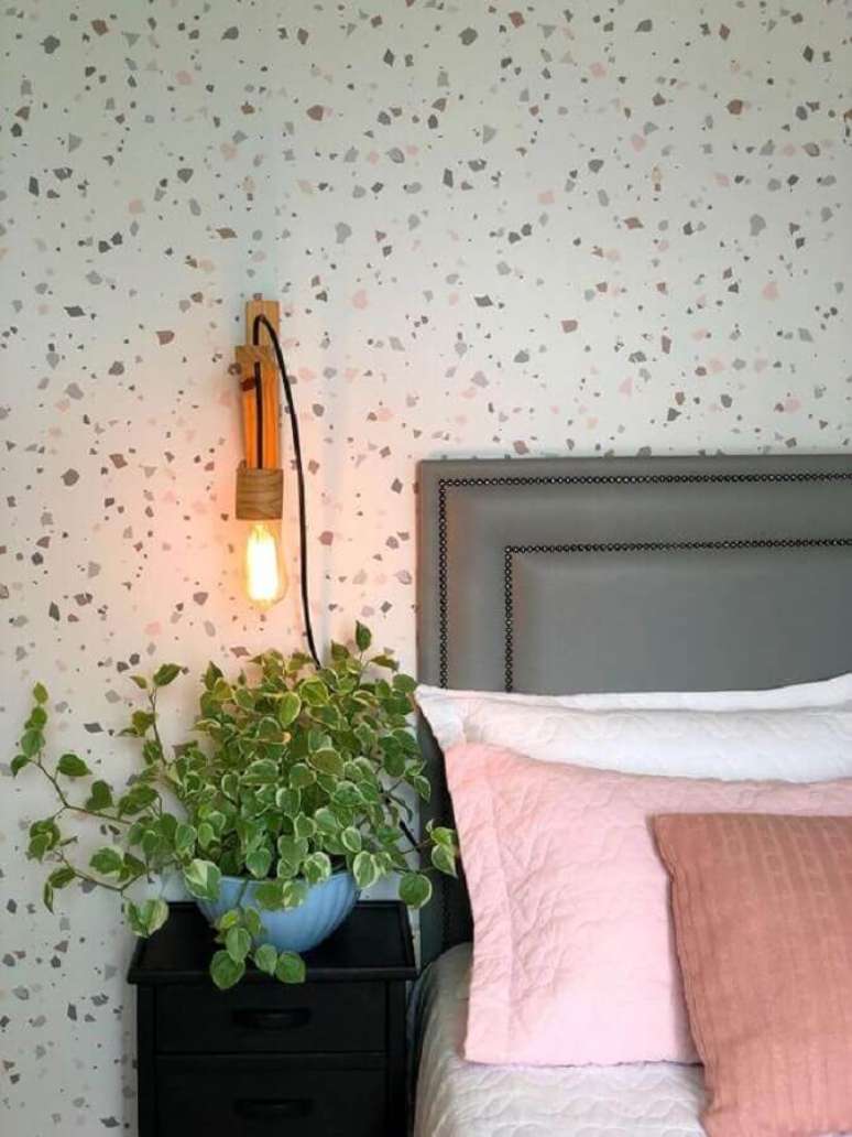 31. Papel de parede delicado para quarto decorado com cabeceira cinza estofada e lumin&aacute;ria de parede simples &ndash; Foto: Casa de Valentina