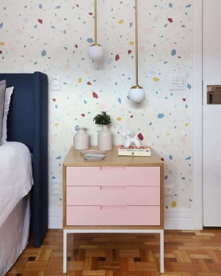 32. Papel de parede delicado para quarto decorado com criado mudo de madeira com gavetas cor de rosa &ndash; Foto: Casa de Valentina
