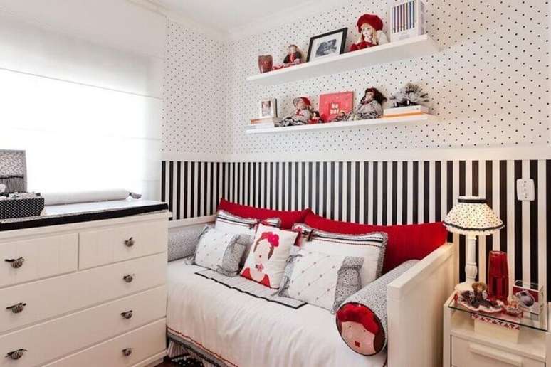 33. Quarto feminino decorado branco, preto e vermelho decorado com papel de parede delicado de bolinhas &ndash; Foto: Sheila Arquiteta