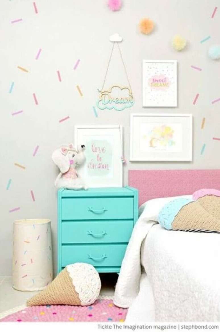 35. Decora&ccedil;&atilde;o com papel de parede delicado para quarto infantil colorido &ndash; Foto: Ideiative