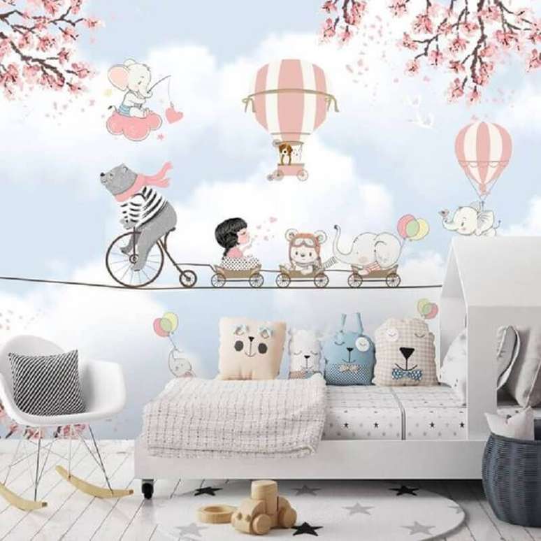 36. Papel de parede delicado para quarto infantil com decora&ccedil;&atilde;o l&uacute;dica &ndash; Foto: Arkpad