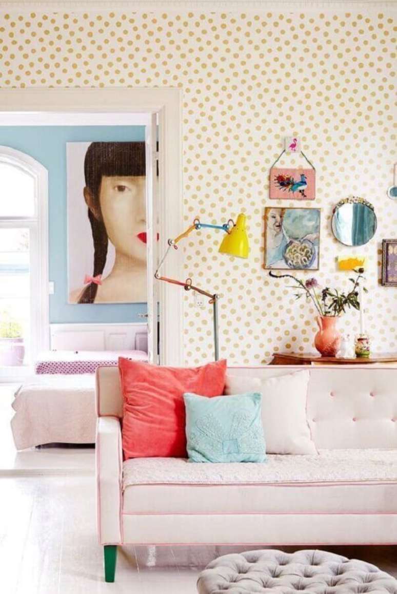 38. Papel de parede delicado para sala colorida &ndash; Foto: Home Fashion Trend