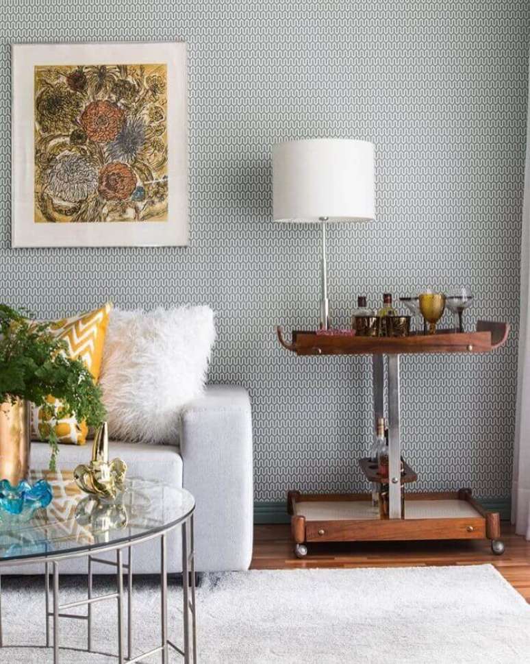 39. Sala cinza decorada com barzinho de madeira e papel de parede delicado &ndash; Foto: Pinterest