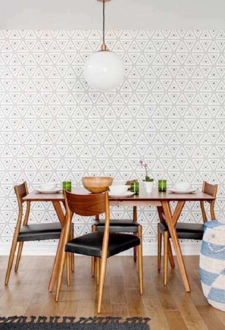 41. Papel de parede delicado para sala de jantar decorada com mesa de madeira &ndash; Foto: Archzine