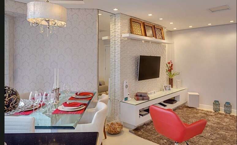 43. Papel de parede delicado para sala de jantar e estar integradas &ndash; Foto: Jeito de Casa