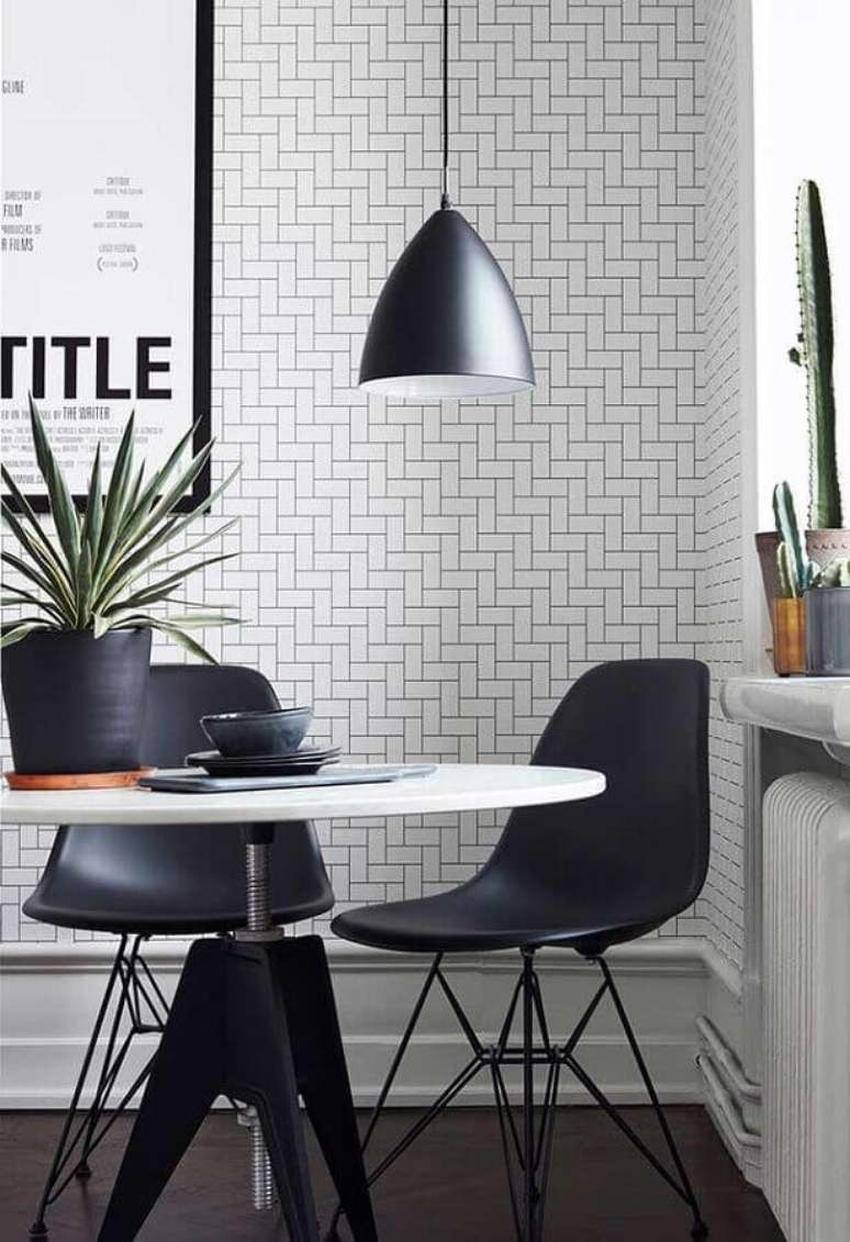 44. Papel de parede delicado para sala de jantar preta e branca decorada com mesa redonda &ndash; Foto: Pinterest