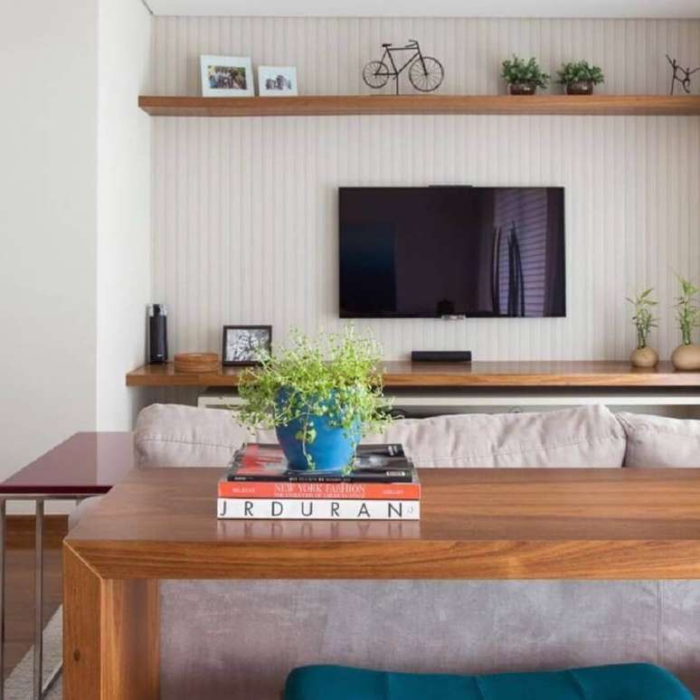 45. Decora&ccedil;&atilde;o de sala de TV com papel de parede delicado com listras em cores neutras &ndash; Foto: Karen Pisacane