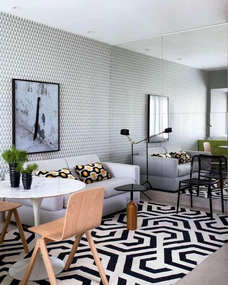 47. Papel de parede delicado para sala de estar decorada com tapete geom&eacute;trico e parede espelhada &ndash; Foto: Jeito de Casa