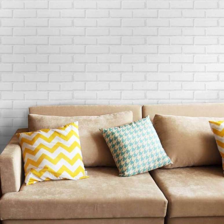 48. Papel de parede delicado para sala simples decorada com sof&aacute; bege &ndash; Foto: Line Arquitetura