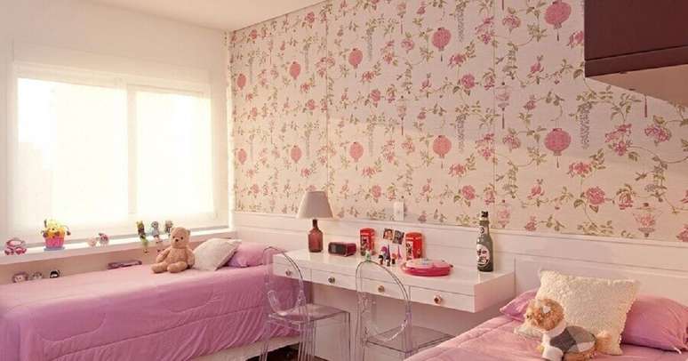 8. Quarto feminino duplo decorado com papel de parede floral delicado &ndash; Foto: Jeito de Casa