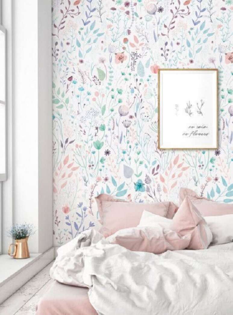 51. Decora&ccedil;&atilde;o clean com papel de parede floral delicado para quarto branco &ndash; Foto: Pinterest