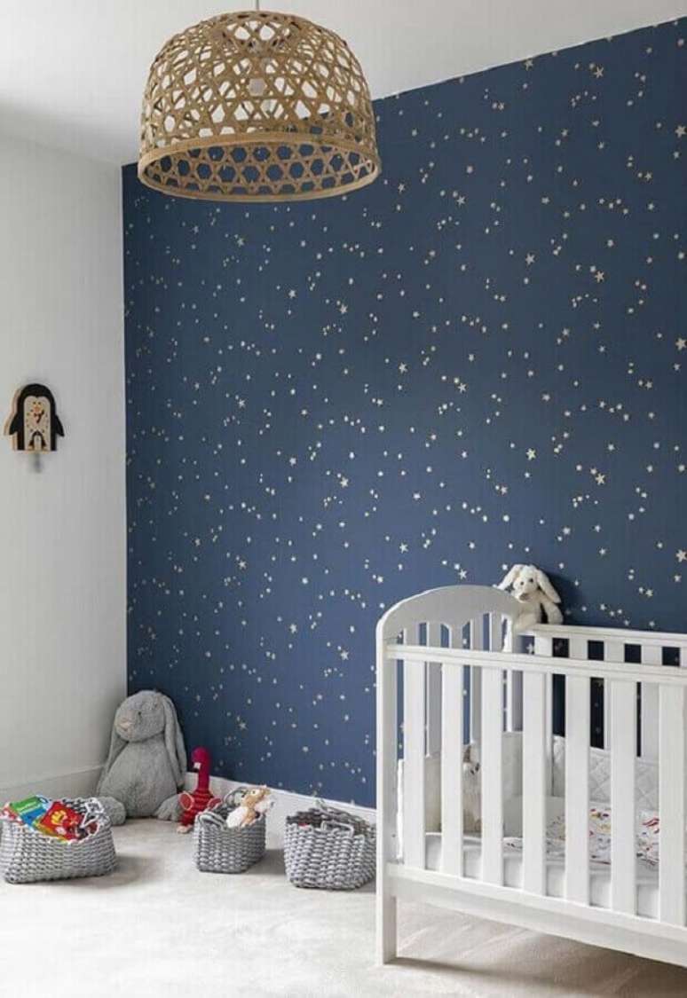52. Quarto de beb&ecirc; decorado com papel de parede delicado azul marinho com estampa de estrelinhas douradas &ndash; Foto: Simples Decora&ccedil;&atilde;o