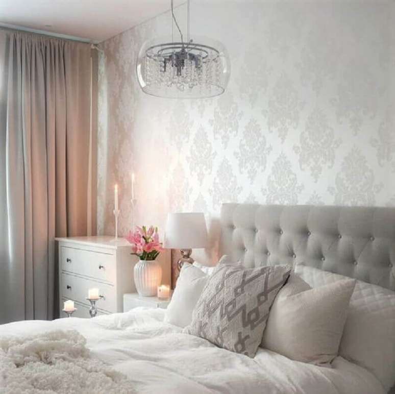 53. Quarto de casal decorado com cl&aacute;ssico papel de parede delicado com estampa de arabescos &ndash; Foto: Dicas de Mulher