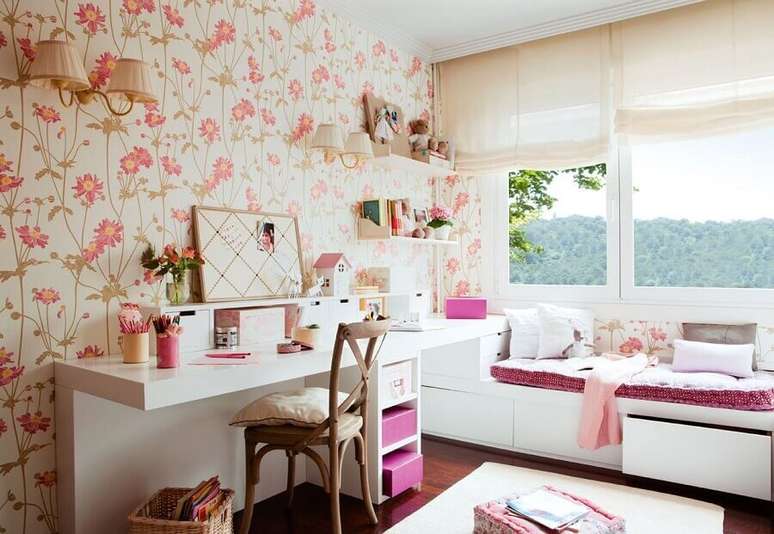 54. Quarto de menina decorado com papel de parede floral delicado e escrivaninha branca &ndash; Foto: El Mueble